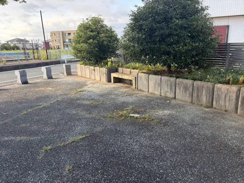 豊田第１緑地：植栽帯とベンチに面した舗装広場