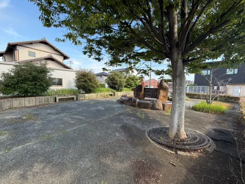 豊田第１緑地：大きな木陰と石碑のある緑地