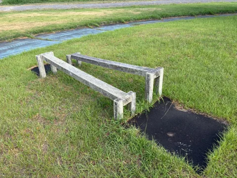 豊田天竜川わんぱく広場：芝生に設けられた低い平均台