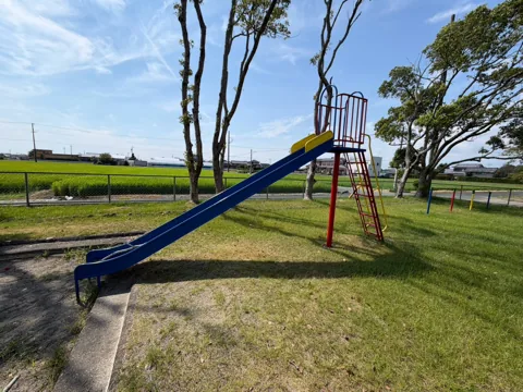 豊田富里農村公園：金属製のすべり台と芝生広場