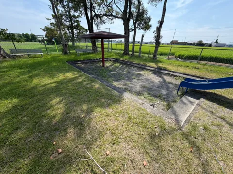 豊田富里農村公園：砂場と屋根付き休憩所のある遊具広場