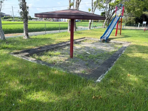 豊田富里農村公園：砂場を覆う屋根付き休憩所