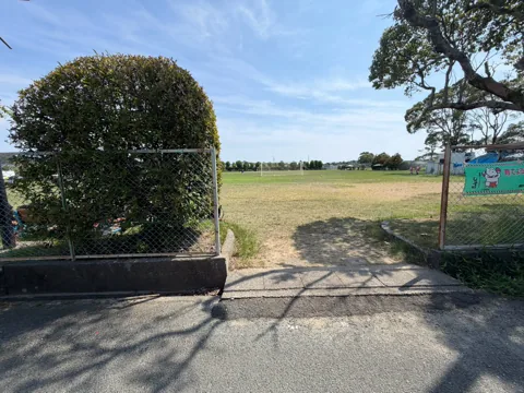 豊田富里農村公園：道路側の入口と芝生グラウンド