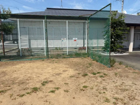 豊田中野戸農村公園：土の広場と隣接するフェンス囲いの設備