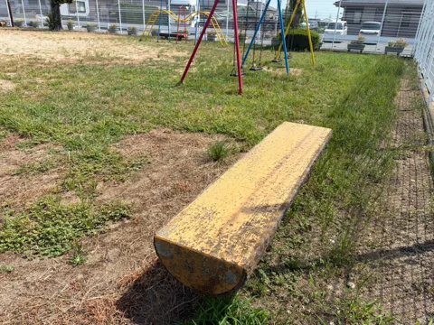 豊田中野戸農村公園：遊具広場脇の木製ベンチ