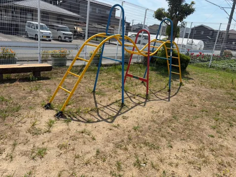 豊田中野戸農村公園：カラフルなラダー遊具
