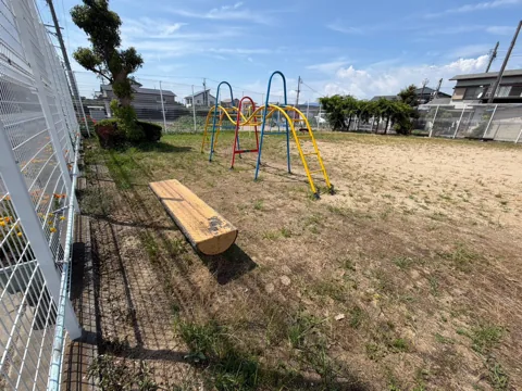 豊田中野戸農村公園：ブランコとラダーがある土の遊具広場
