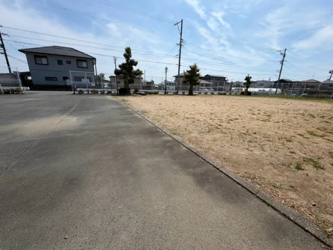 豊田中野戸農村公園：舗装路から見た土の広場