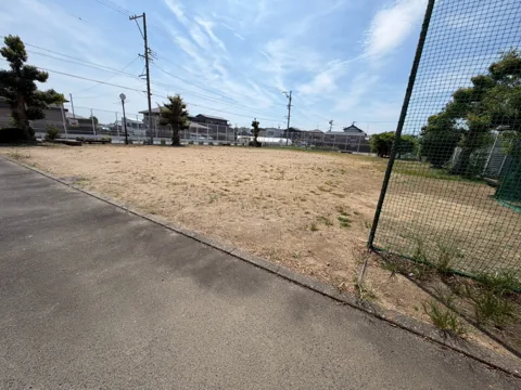 豊田中野戸農村公園：ネットで囲まれた土の広場
