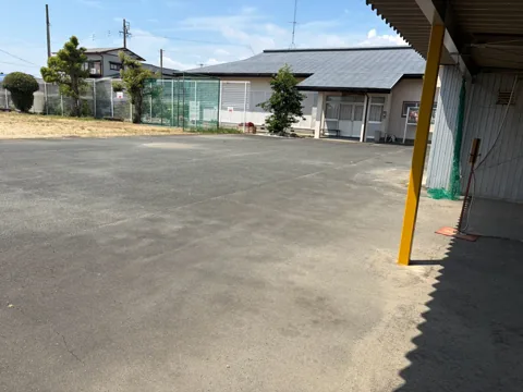 豊田中野戸農村公園：公園に隣接する建物と舗装広場