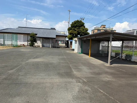 豊田中野戸農村公園：隣接施設の建物と屋根付きスペース