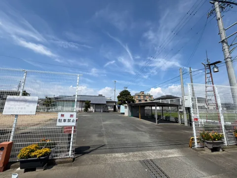 豊田中野戸農村公園：道路側の入口と隣接施設の建物