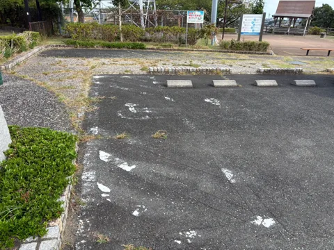豊田原新田公園：車いす使用者用区画のある駐車場