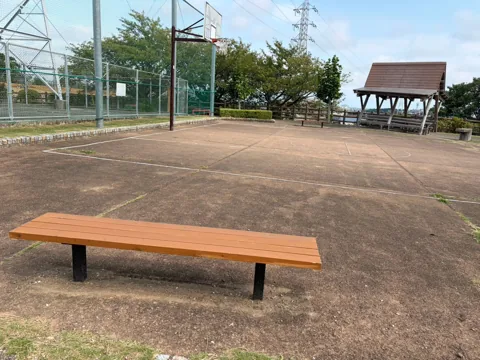 豊田原新田公園：舗装広場脇の木製ベンチ