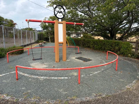 豊田原新田公園：円形の柵で囲まれた健康遊具