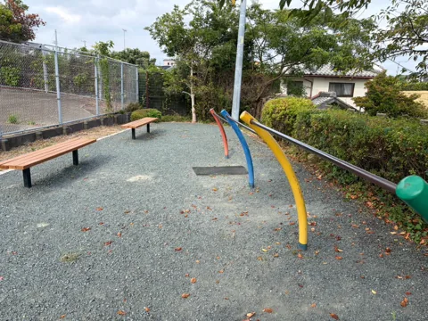 豊田原新田公園：手すり型の健康遊具と木製ベンチ