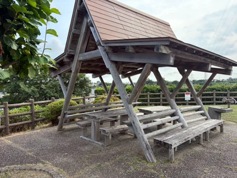 豊田原新田公園：テーブルとベンチを備えた木造の東屋