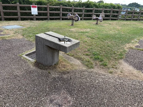 豊田原新田公園：水飲み場・手洗いとスプリング遊具