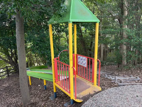 豊田原新田公園：小型すべり台と階段のある幼児向け遊具