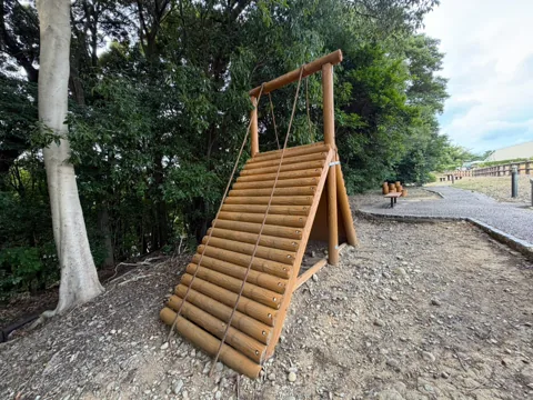 豊田原新田公園：木製アスレチックのロープ付き斜面