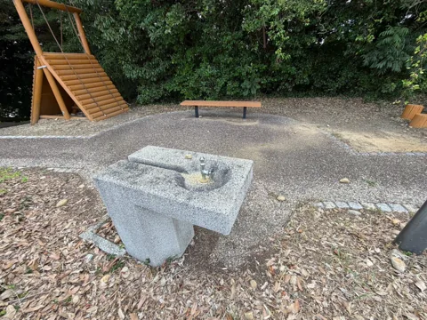 豊田原新田公園：樹木の下にある石造りの水飲み場・手洗い