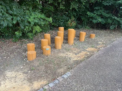 豊田原新田公園：丸太を並べたステップ遊具