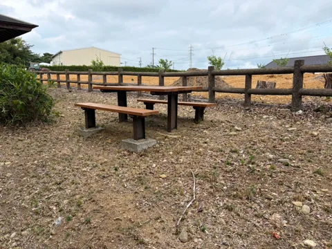 豊田原新田公園：木製フェンス沿いのテーブルとベンチ