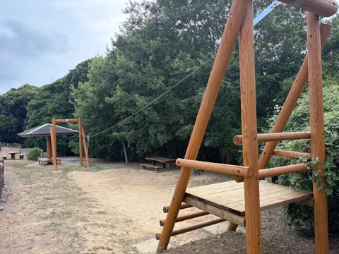 豊田原新田公園：木製フレームのブランコ