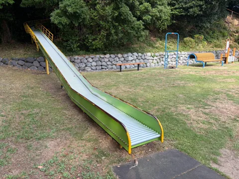 豊田原新田公園：斜面を利用したローラーすべり台