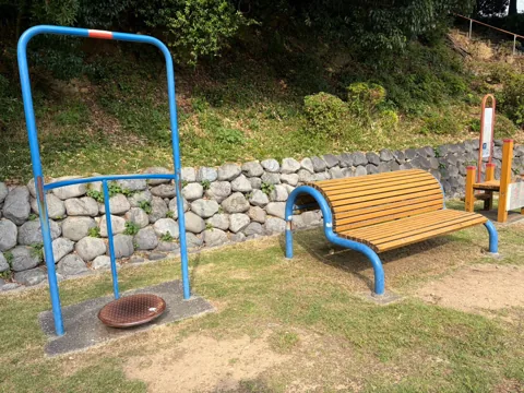 豊田原新田公園：回転盤とローラーを備えた健康遊具