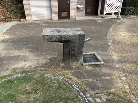 豊田原新田公園：トイレ棟前の石造りの水飲み場・手洗い