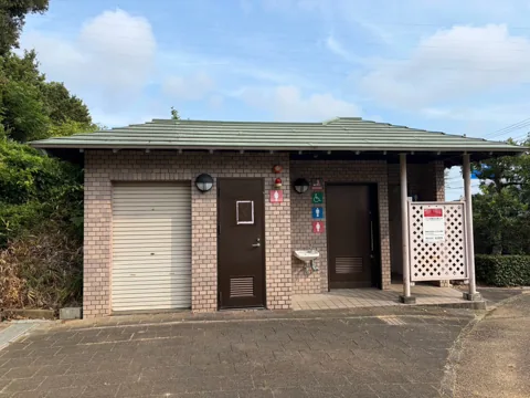 豊田原新田公園：男女別・多目的トイレを備えたトイレ棟外観