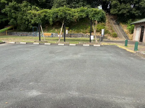 豊田原新田公園：公園前の駐車場と藤棚