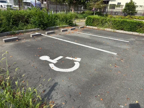 豊田東原梅ノ木公園：車いす使用者用の駐車スペース
