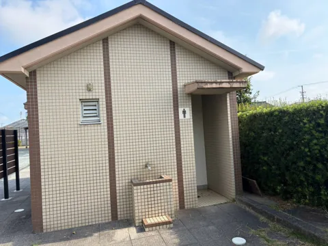 豊田東原梅ノ木公園：園内にある公衆トイレの建物