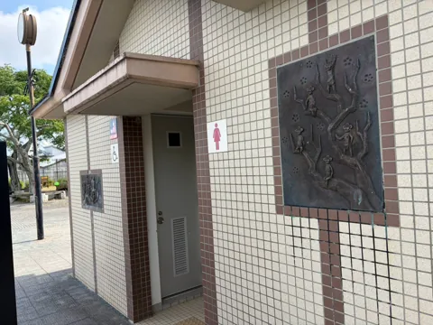 豊田東原梅ノ木公園：男女別になった公衆トイレの入口