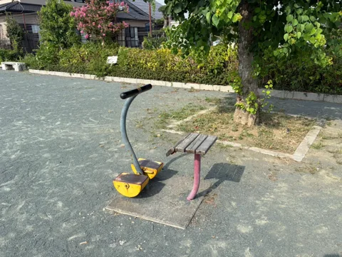 豊田東原梅ノ木公園：園内に設置された足こぎ式の健康遊具