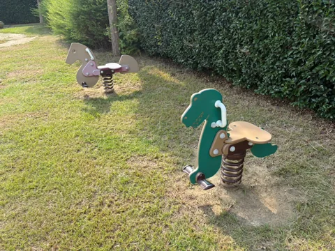 豊田東原梅ノ木公園：芝生に並ぶ動物型のスプリング遊具