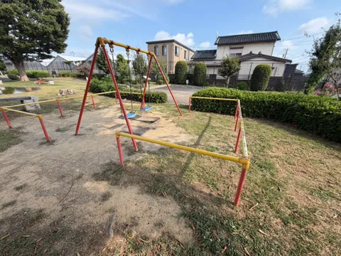 豊田東原梅ノ木公園：園内に並ぶブランコと鉄製遊具