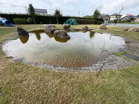 豊田東原梅ノ木公園：石を配した浅い水遊び場