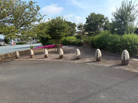 豊田東原梅ノ木公園：車止めが並ぶ公園入口