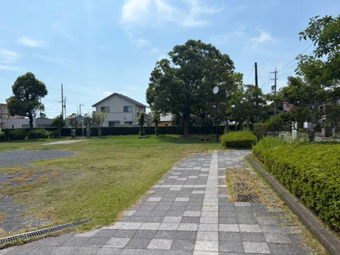 豊田本郷公園：園路と芝生広場が広がる園内