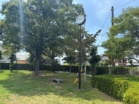 豊田本郷公園：時計とベンチのある木陰