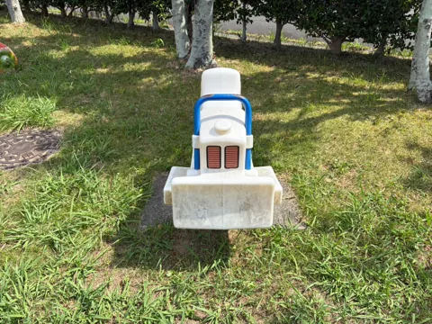 豊田本郷公園：白い車のスプリング遊具
