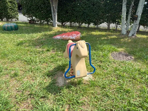 豊田本郷公園：馬をかたどったスプリング遊具