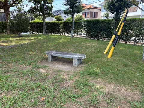 豊田本郷公園：遊具近くのコンクリートベンチ