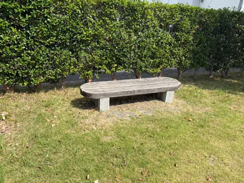 豊田本郷公園：生け垣沿いに設置されたベンチ