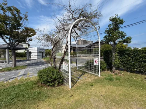 豊田本郷公園：園内と広場を仕切るフェンスの出入口
