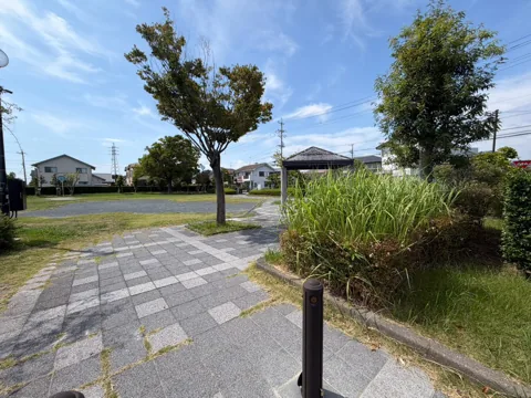 豊田本郷公園：植栽沿いに続くタイル敷き園路