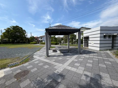 豊田本郷公園：トイレ棟前の屋根付き休憩スペース